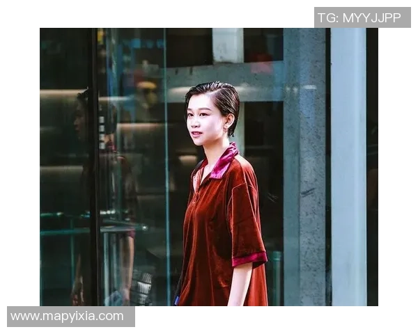 足球明星秋衣搭配女孩时尚风采展现青春活力与运动魅力 足球明星秋衣搭配女孩时尚风采展现青春活力与运动魅力