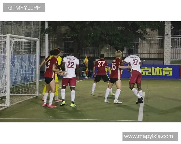 足球明星在比赛中精彩瞬间捕捉展现他们的激情与技艺的动人画面 足球明星在比赛中精彩瞬间捕捉展现他们的激情与技艺的动人画面